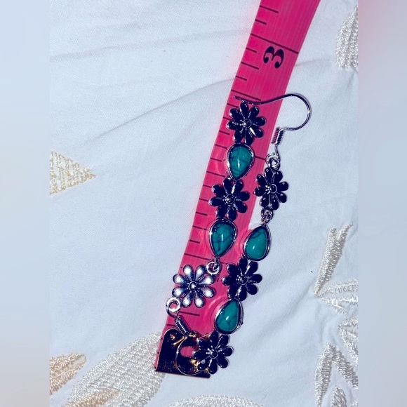 NWT Silver Flowers w/Turquoise Dangling Earrings- About 2.5” Long- Cute w/Jeans - Picture 13 of 16